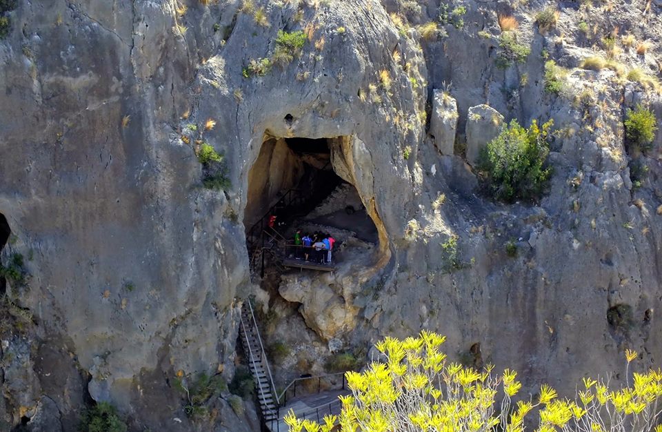 Imagen de una visita guiada a la Cueva la Serreta dentro del Cañón de Almadenes de Cieza Murcia