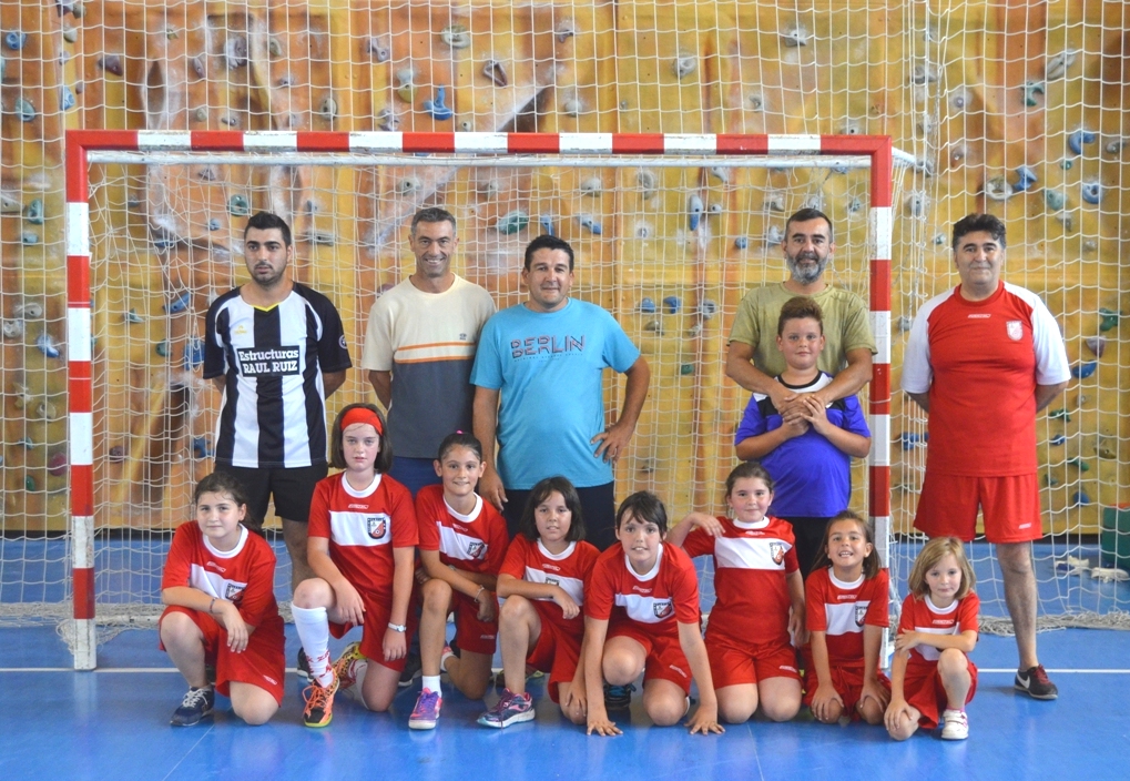Imagen del equipo de alumnas de la Escuela Femenina del club.