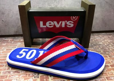 Chanclas color azul de la marca Levi´s.
