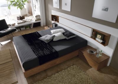 Exposición de un dormitorio en Muebles Juan.