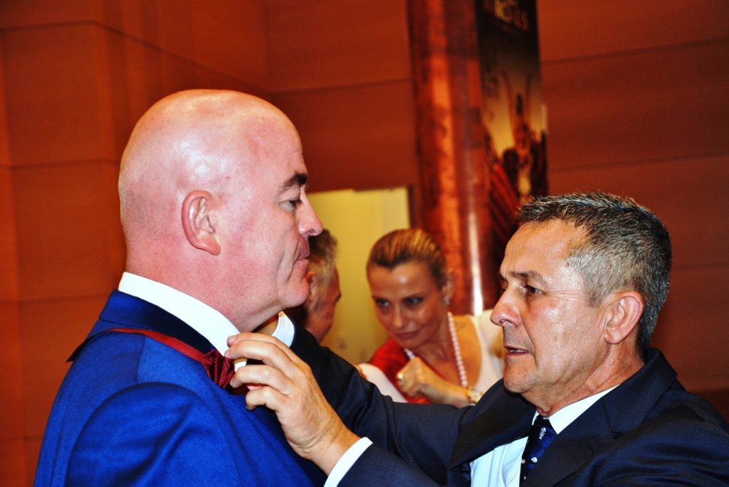 Fotografía del Ciezano Eduardo López de Cieza recibe la Estrella de Oro del Concilio de Maestros.