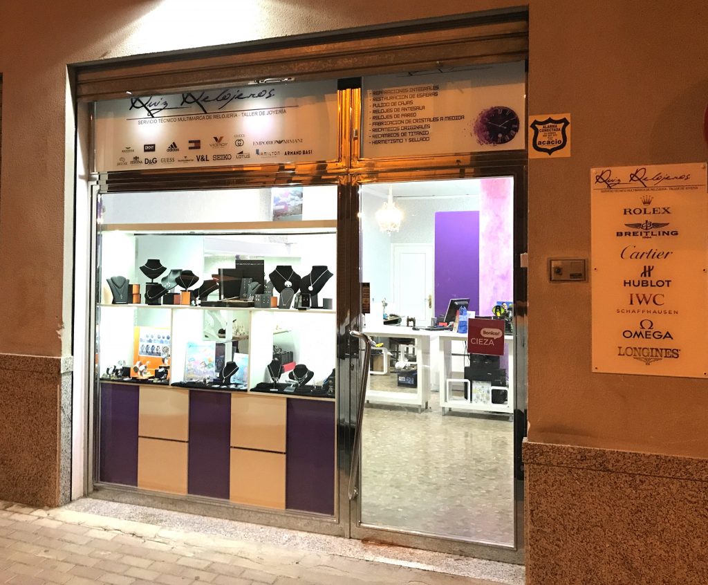 Imagen de la puerta principal de la Joyería y Relojería Ruiz de Cieza.