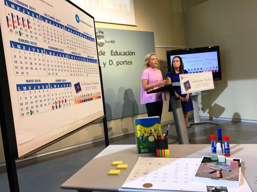 FOTO DEL CALENDARIO ESCOLAR PRESENTADO POR LA CONSEJERA