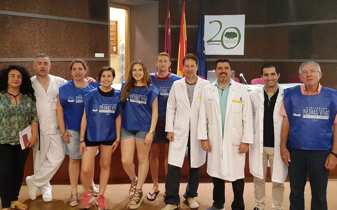 Salud colabora con la asociación ‘Piedras Vivas’ para acompañar a enfermos en el hospital de Cieza