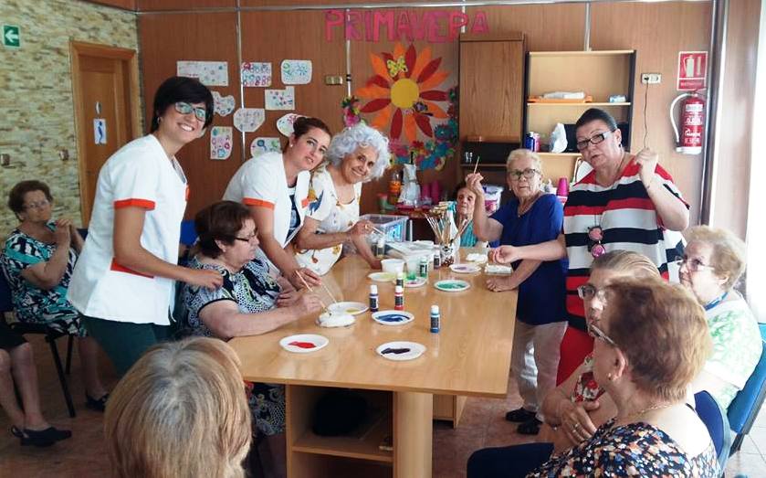 Foto de los usuarios de Acifad realizando la exposición en Cieza.