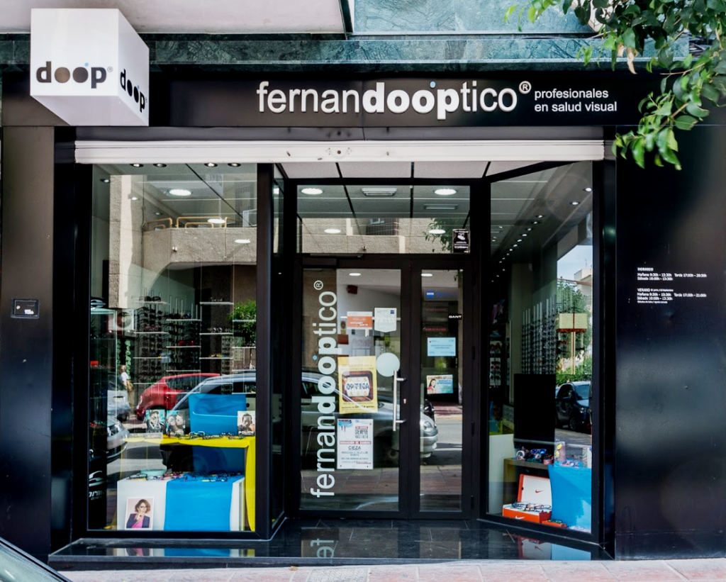 Foto de la Fachada y puerta principal de Fernando Óptico en Cieza