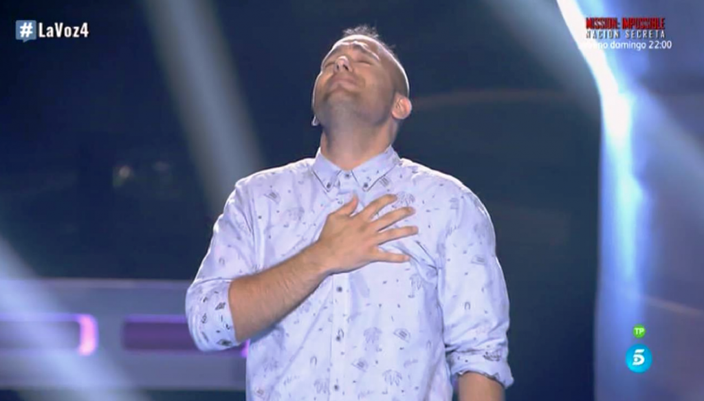 Imagen de Charlie el ciezano clasificado para la Voz de telecinco al finalizar su actuación.