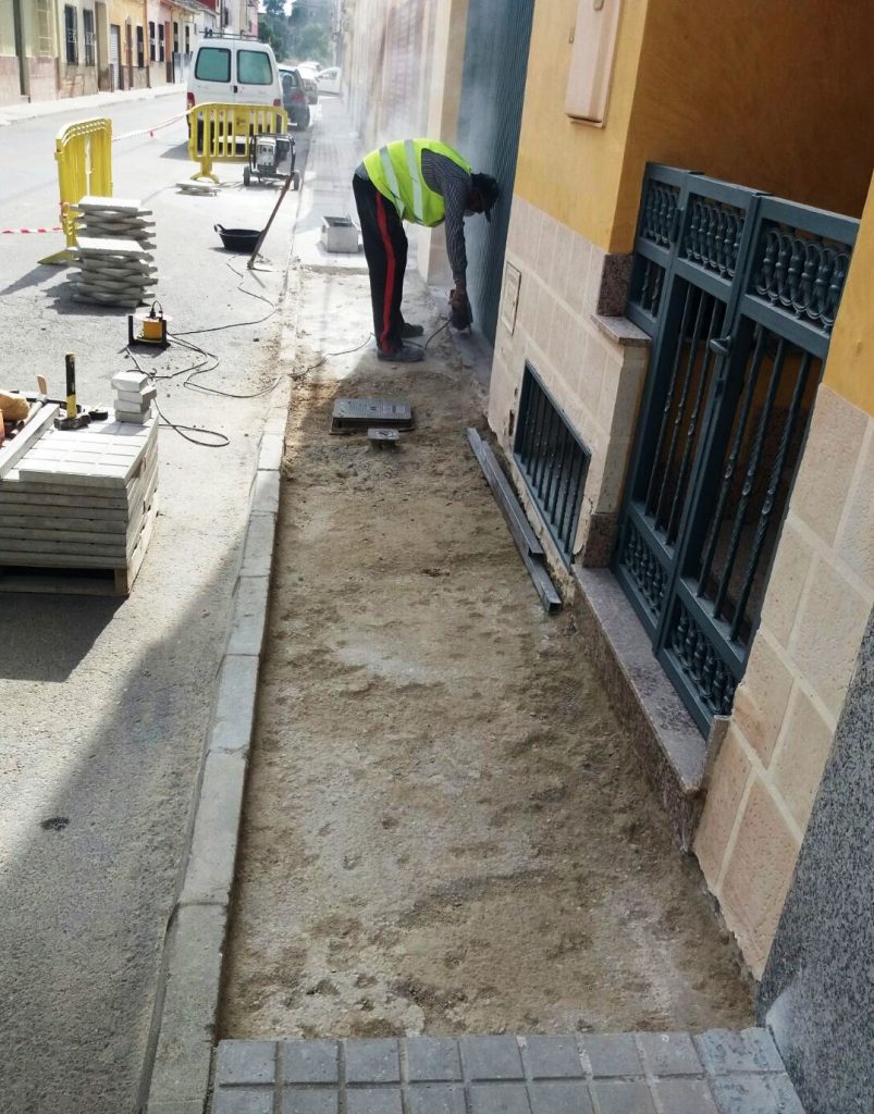 Foto de albañiles trabajando en las memorias de albañilería de los Consejos comarcales de cieza.