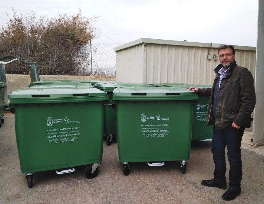 Se instalan y sustituyen 100 nuevos contenedores en distintas zonas de Cieza