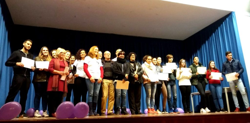 Foto grupo en el IES Diego Tortosa por las charlas contra la violencia de género, foto Cieza.es