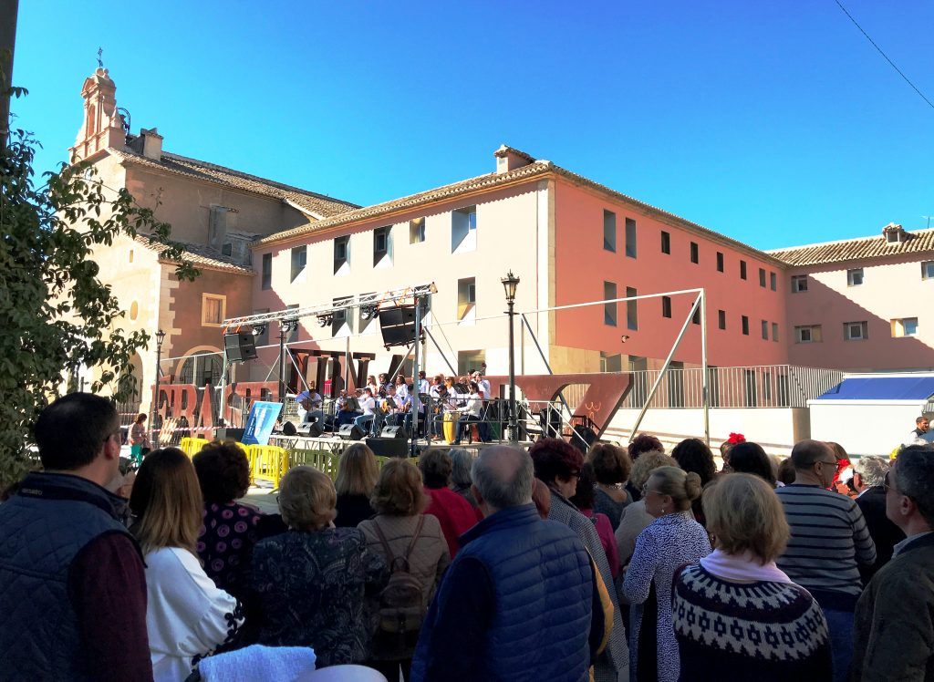 Foto durante la actuación en la Esquina del Convento de los Boscoleros por la Feria de Asociaciones organizada por la Concejalía de Participación Ciudadana de Cieza.