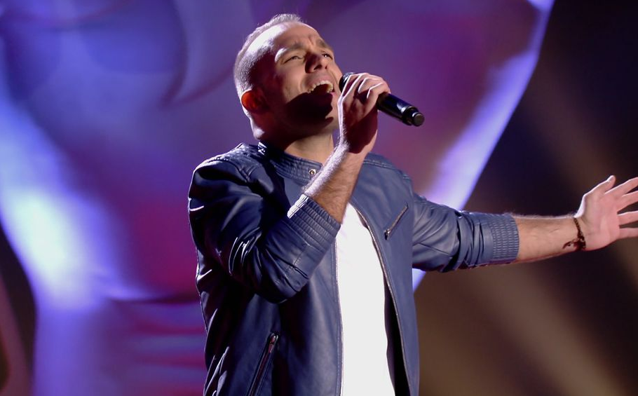 Fotografía de Charly cantando y se clasifica para los directos de La Voz en Telecinco.