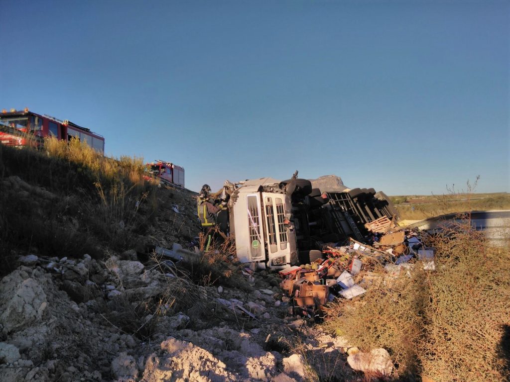 Fotografía tomada por los Bomberos del camión volcado en la Venta del Olivo en Cieza.