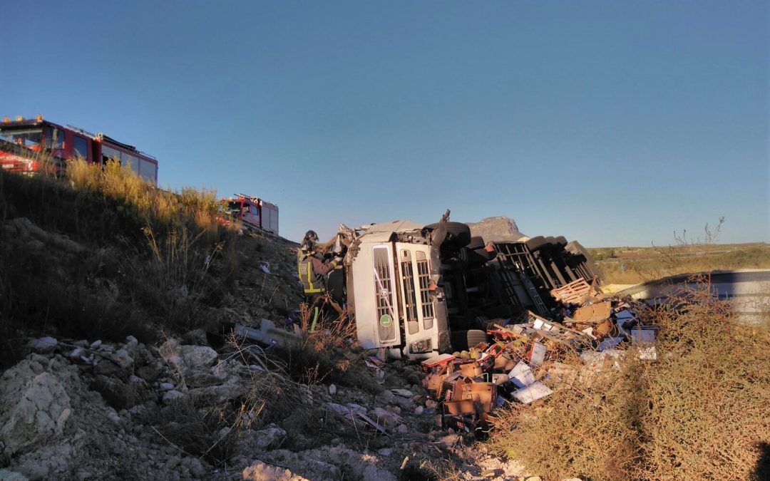 Rescatado y trasladado al hospital el conductor de un camión que ha volcado en la Venta del Olivo