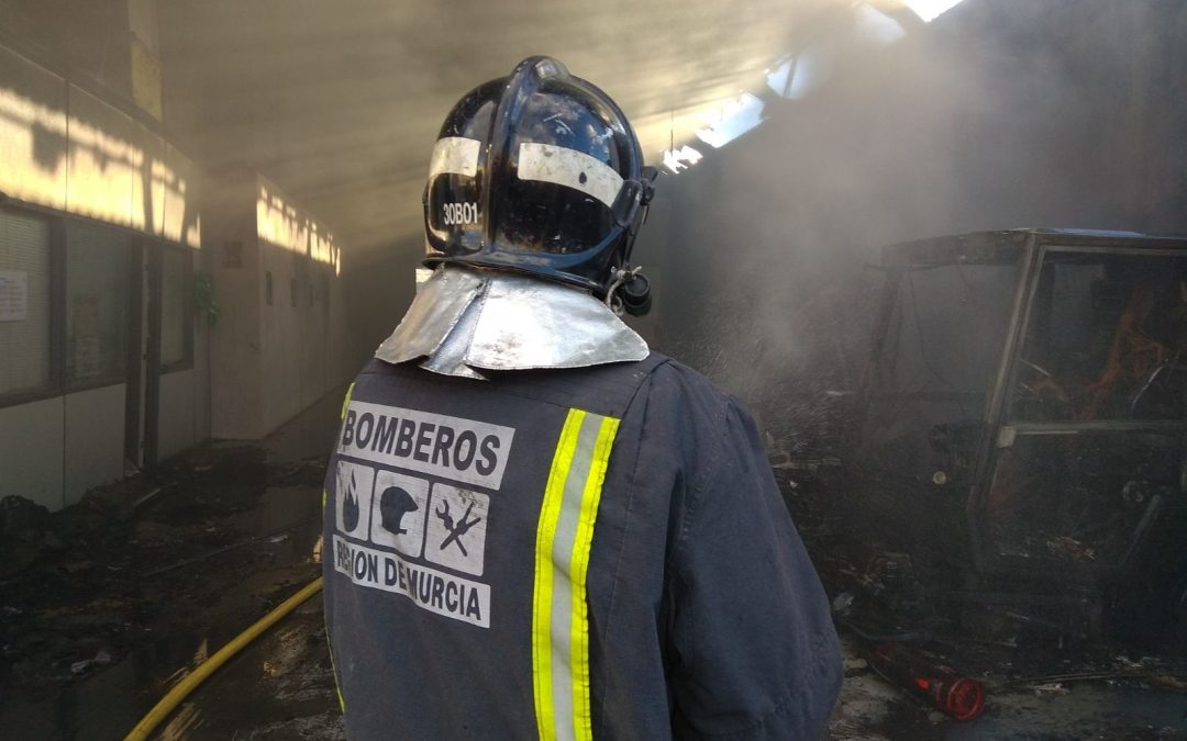Bomberos intervienen en el incendio en una nave de Aguas de Cieza en el Polígono Industrial el Búho