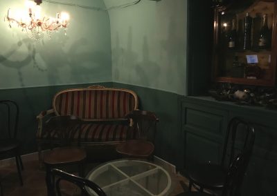 Foto de las mesas de la cafetería Aristogatos Coffee de Cieza.