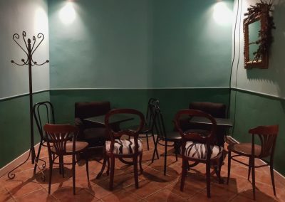 Foto de las mesas de la cafetería Aristogatos Coffee de Cieza.