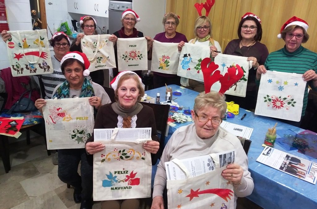 Cristina García-Vaso clausura el primer taller de pintura navideña en bolsas de tela