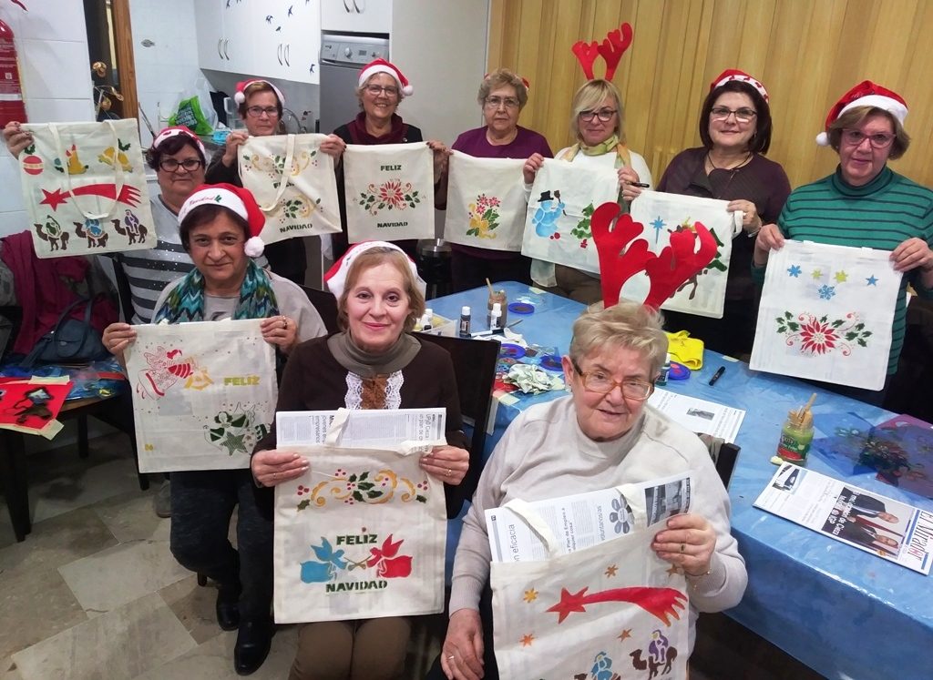 Fotografía de los Mayores participantes en el Taller bolsas de tela en Cieza
