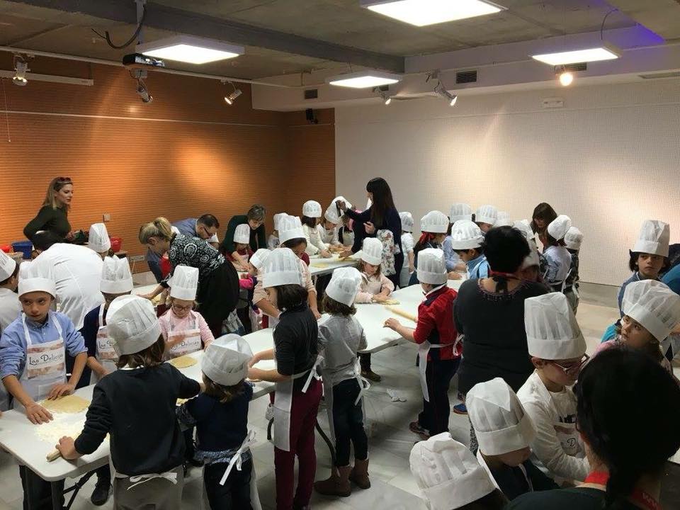 Foto del Taller de dulces de navidad, foto Centro de Folklore de Cieza.