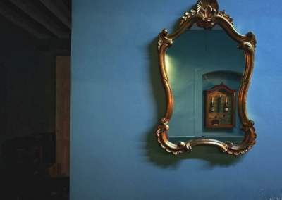 Detalle de un espejo de la cafetería Aristogatos Coffee de Cieza.