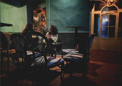 Detalle de unas chicas en la cafetería Aristogatos Coffee de Cieza.