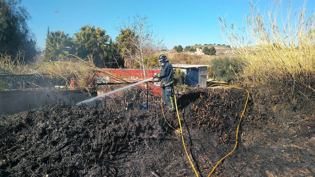 Foto del Incendio declarado en el paraje del Maripinar de Cieza, foto Bomberos CEIS.