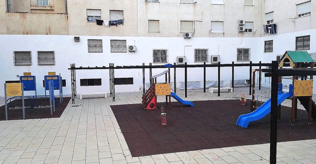Foto del Parque infantil situado en Géneros de Punto, Cieza.