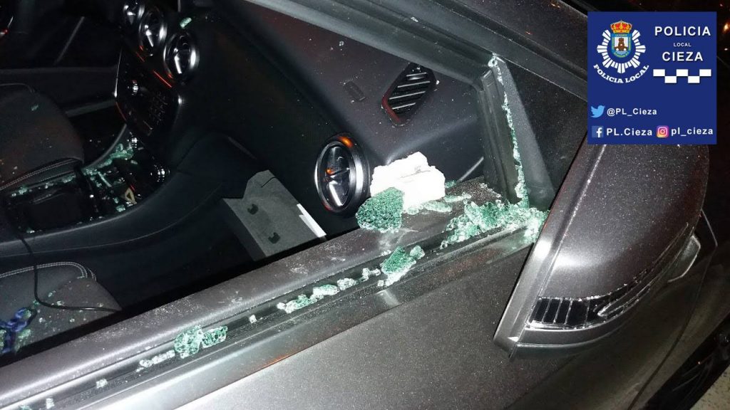 Imagen del Robo en un coche, foto Policía Local de Cieza.