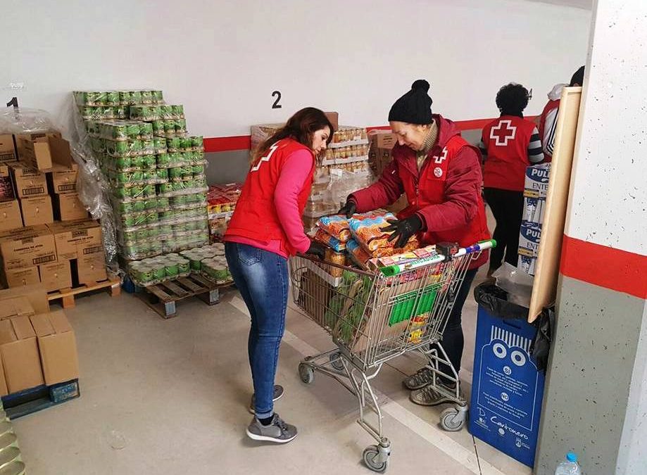Cruz Roja lleva a cabo un nuevo reparto de comida en la ciudad de Cieza