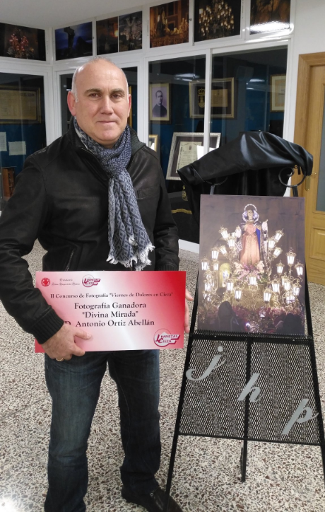 Foto posando de Antonio Ortiz, ganador del Concurso de Fotografía Viernes de Dolores de la Dolorosa de Cieza.