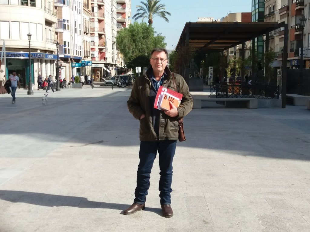 Foto del concejal de obras sobre el final de las obras en la Esquina del Convento de Cieza.