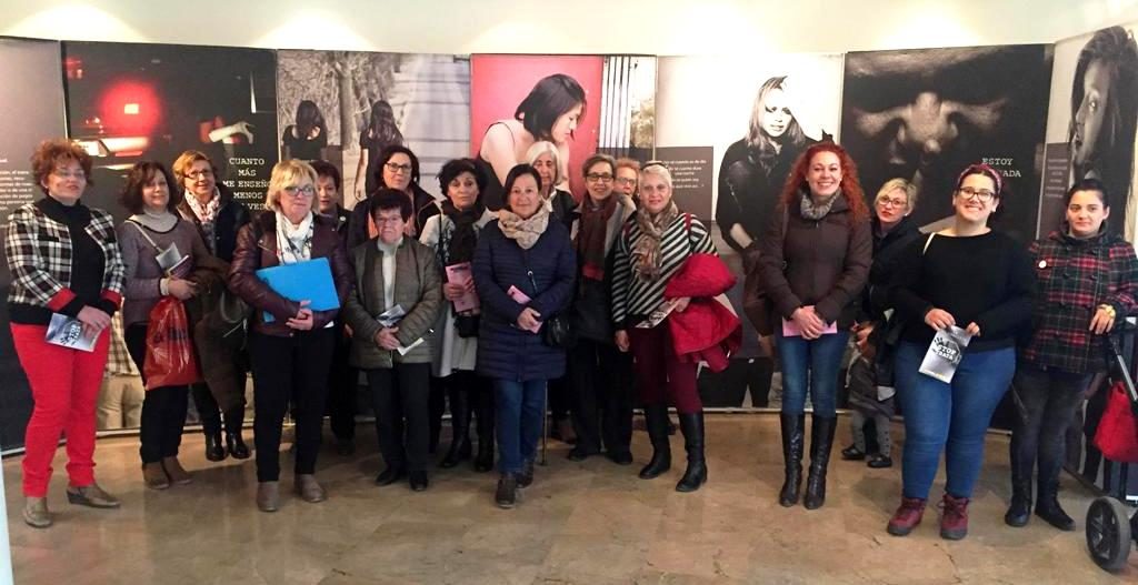 Cómplice foto de grupo visitando la Exposición Museo Siyâsa de Cieza.