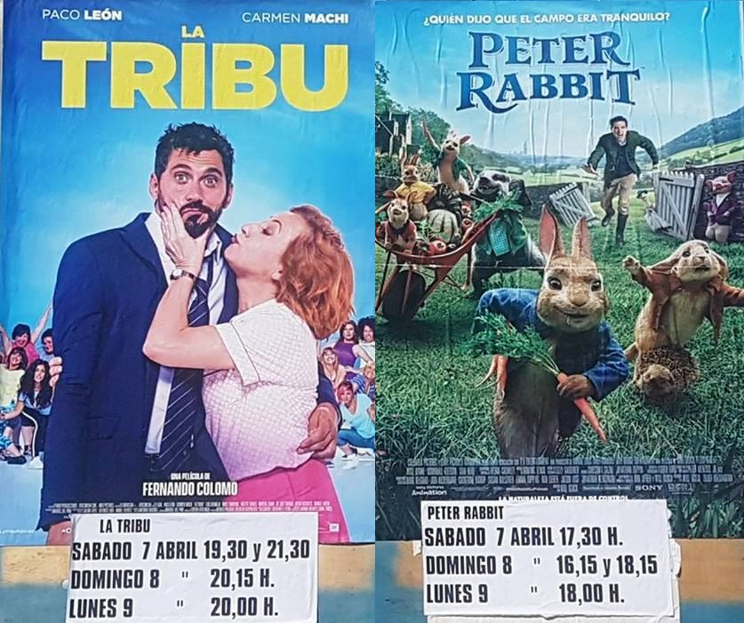 Cartelera con dos películas de cine en Cieza.