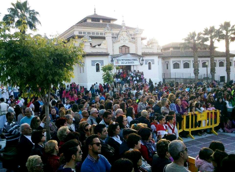 Foto en la Plaza de España del Día Internacional de la Danza que organiza el Grupo de Coros y Danzas de Cieza.