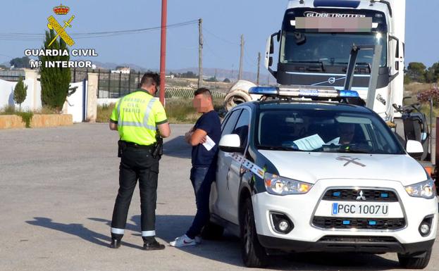 Imagen del conductor del camión, tras ser interceptado por la Guardia Civil. Foto G. C.
