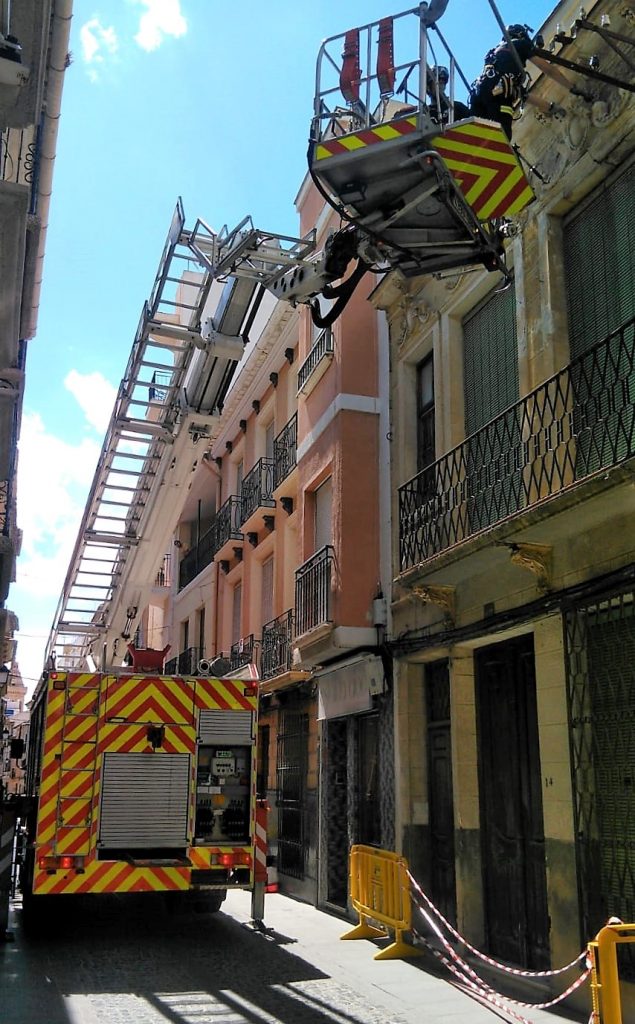 Foto del trabajo de los bomberos CEIS en un saneamiento edificio Cieza.