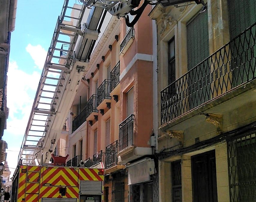 Bomberos del CEIS proceden al saneamiento de un edificio abandonado con riesgo de desprendimientos en la calle Angostos