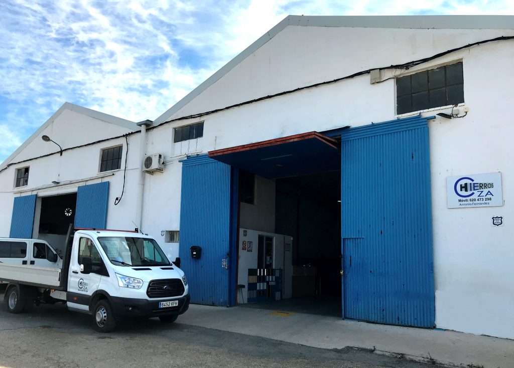 Foto de la fachada principal de Almacén de Hierros Cieza.