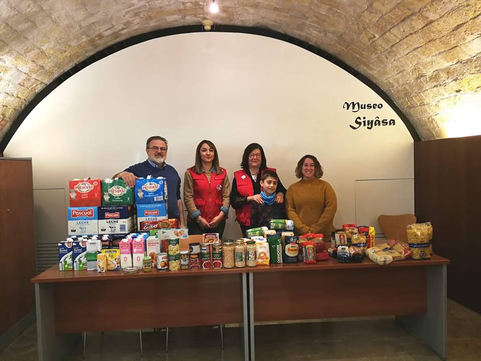 Momento de la entrega de alimentos de Voluntarios de Siyâsa a Cruz Roja Cieza.
