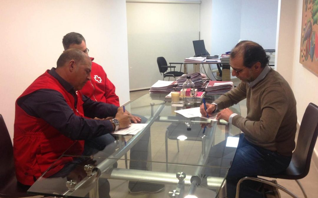 El concejal Antonio Moya firma un convenio para el desarrollo de un curso de transporte sanitario gracias al PdDL