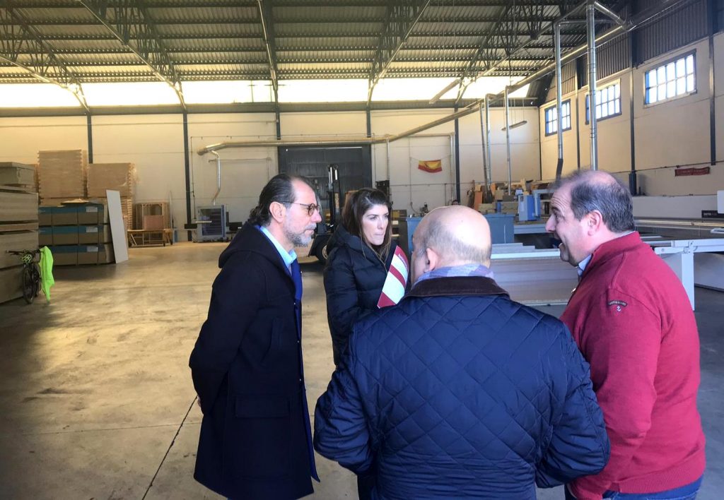 Visita del concejal y alcalde de Cieza a Tableros Andrés.