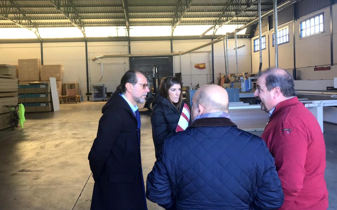 La Concejalía de Empleo desarrollará un curso de carpintería tras la reunión con el gerente de la empresa Tableros Andrés