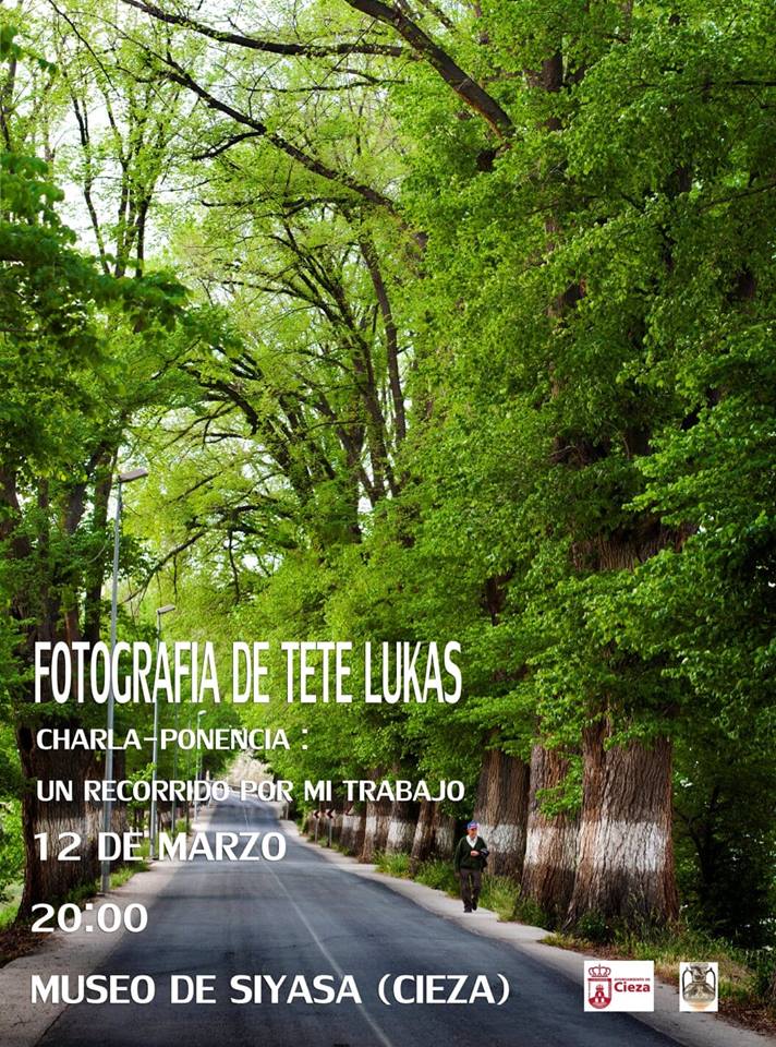 Montaje del Cartel de la ponencia de Tete Lukas en el Museo de Siyâsa, Cieza.