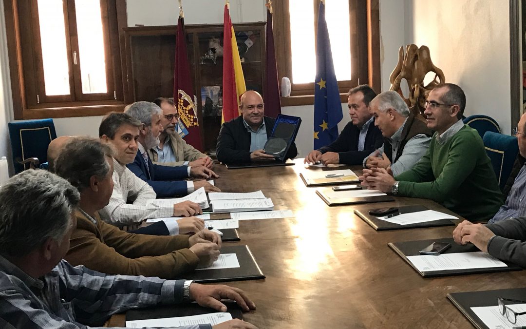Con motivo de la floración el Ayuntamiento acoge la reunión de la junta directiva de FECOAM