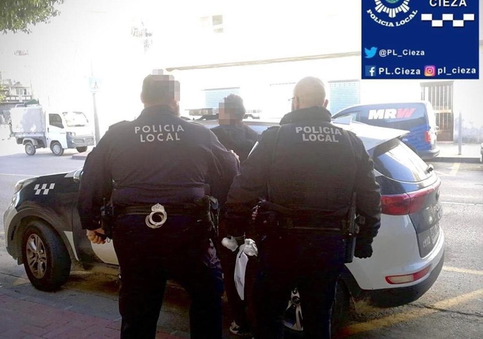 Detenido por amenazas con arma blanca, atentado a los Agentes de la Autoridad y encontrarse en situación irregular.