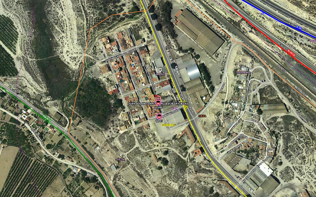 Bomberos del CEIS trabajan en un incendio en el patio de una nave de plásticos en Cieza