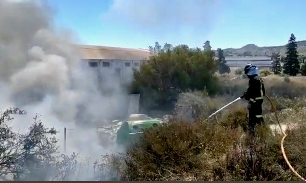 Bomberos extinguen un incendio de cultivos abandonados