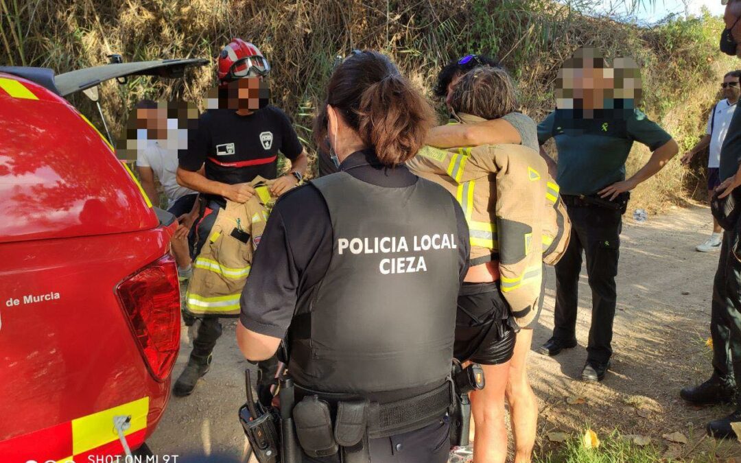 Rescatan a una mujer que cae al río en Cieza