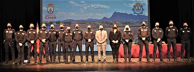 Trece nuevos agente de Policía Local toman posesión de su cargo